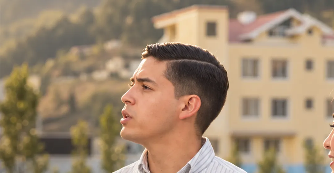 Alfredo Montenegro conversando con la ciudad de Azogues al fondo